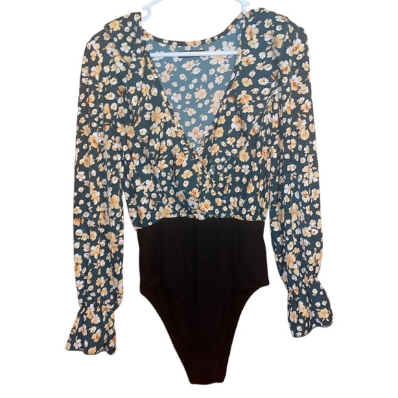 •SHEIN•NWB GORGEOUS GREEN RUFFLE DEEP-V YELLOW FLORAL BODYSUIT SIZE MEDIUM - Picture 1 of 9